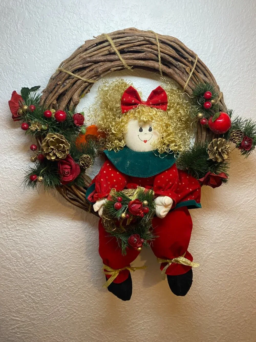Vtg 90s Christmas Grapevine Wreath Fabric Rag Doll Curly Hair Pinecones 19